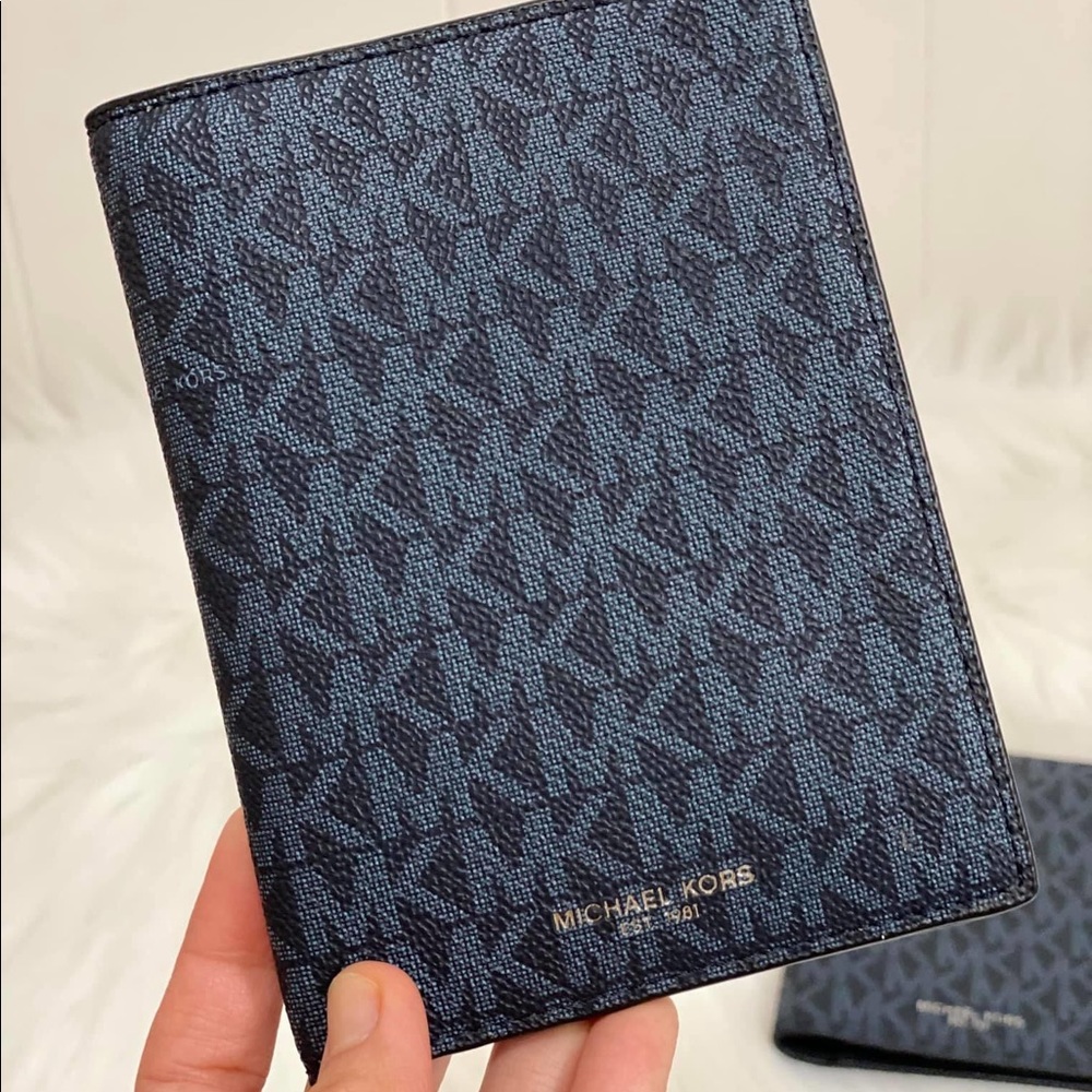 MK PASSPORT CASE FOR MEN - Picture 2 of 4